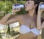 Meisje is atletisch en drinkt bier synchroon met haar vriendin 